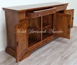 Credenza artigianale realizzata in noce massiccio con 3 ante stile piemontese